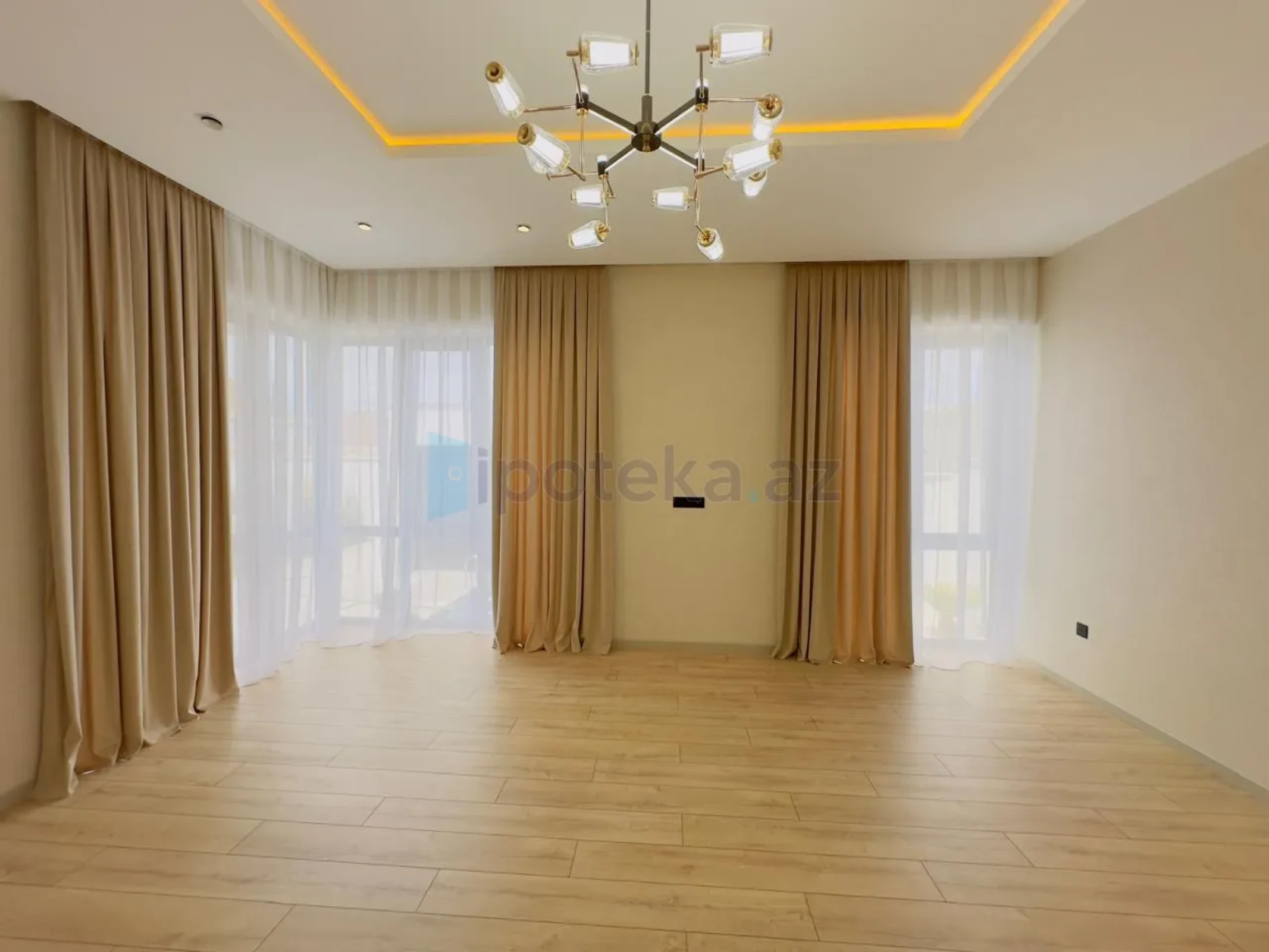 Satılır 4 otaqlı mənzil 200 m²