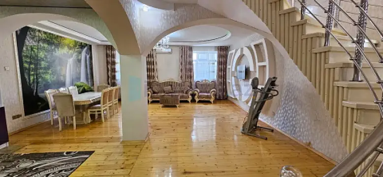 Satılır 5 otaqlı mənzil 200 m²