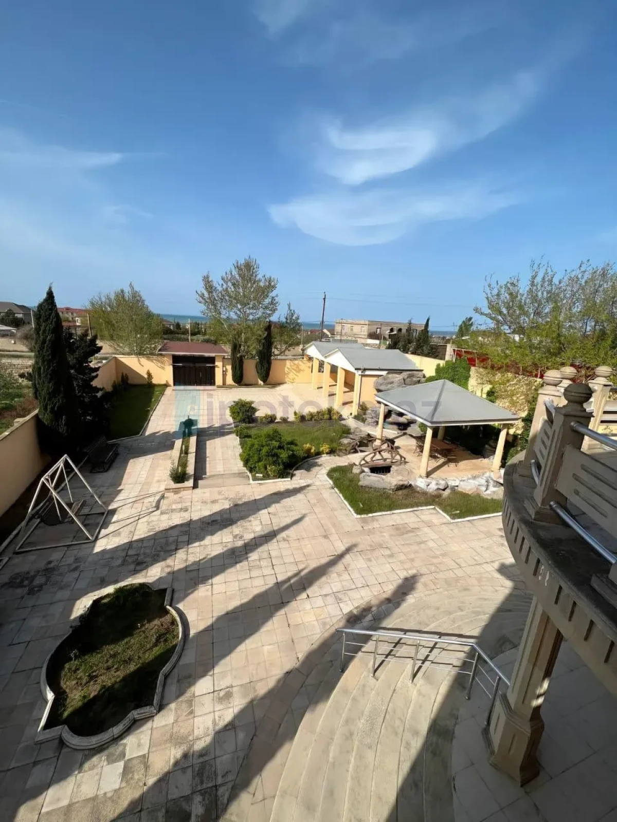 Satılır 5 otaqlı həyət evi 328 m²