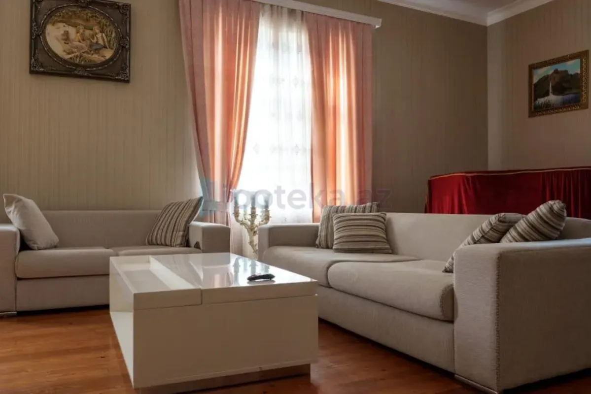 Satılır 5 otaqlı həyət evi 328 m²