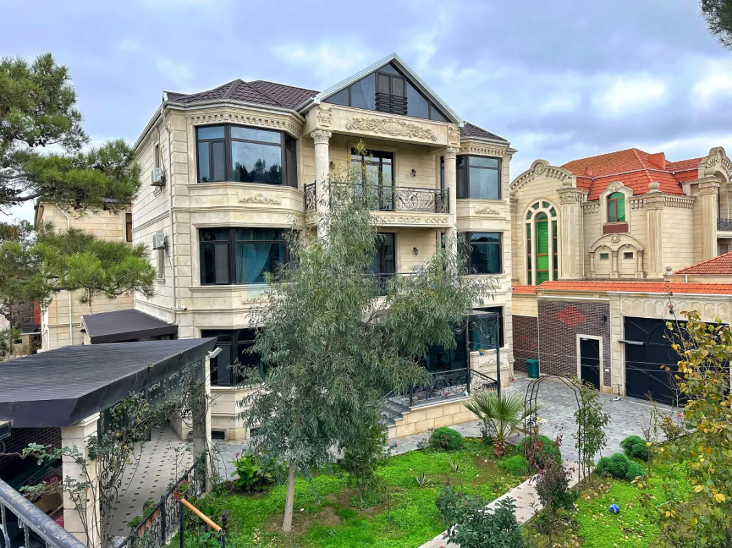 Satılır 8 otaqlı həyət evi