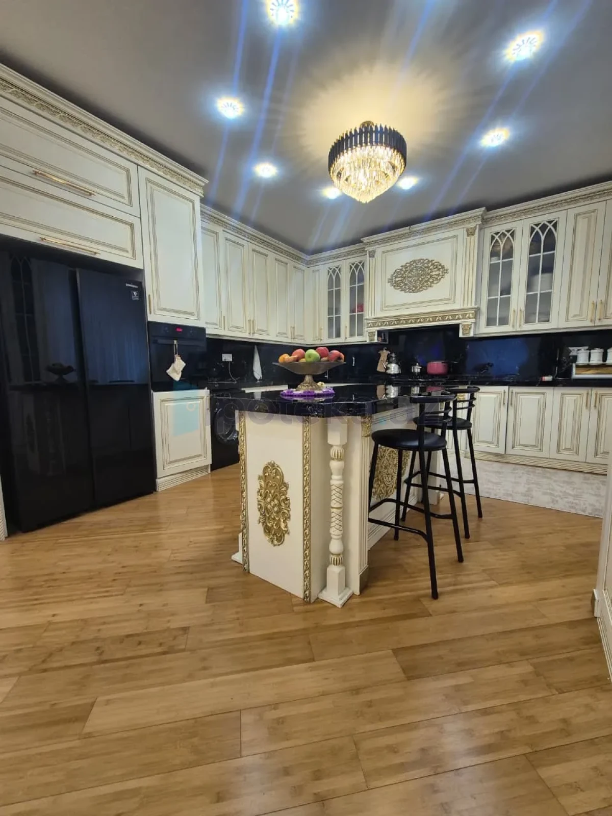 Satılır 8 otaqlı həyət evi