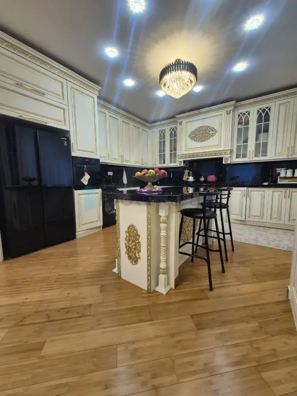 Satılır 8 otaqlı həyət evi