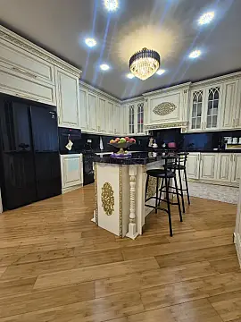 Satılır 8 otaqlı həyət evi