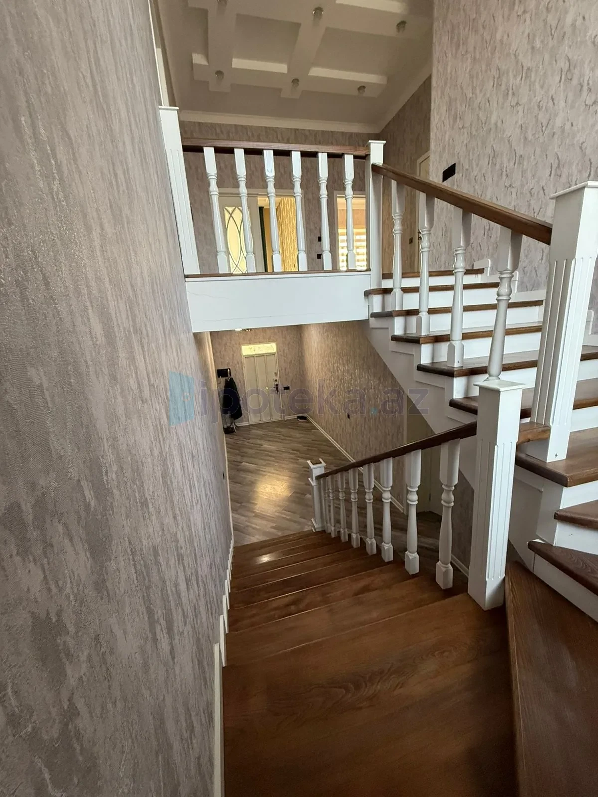 Satılır 5 otaqlı həyət evi 300 m²