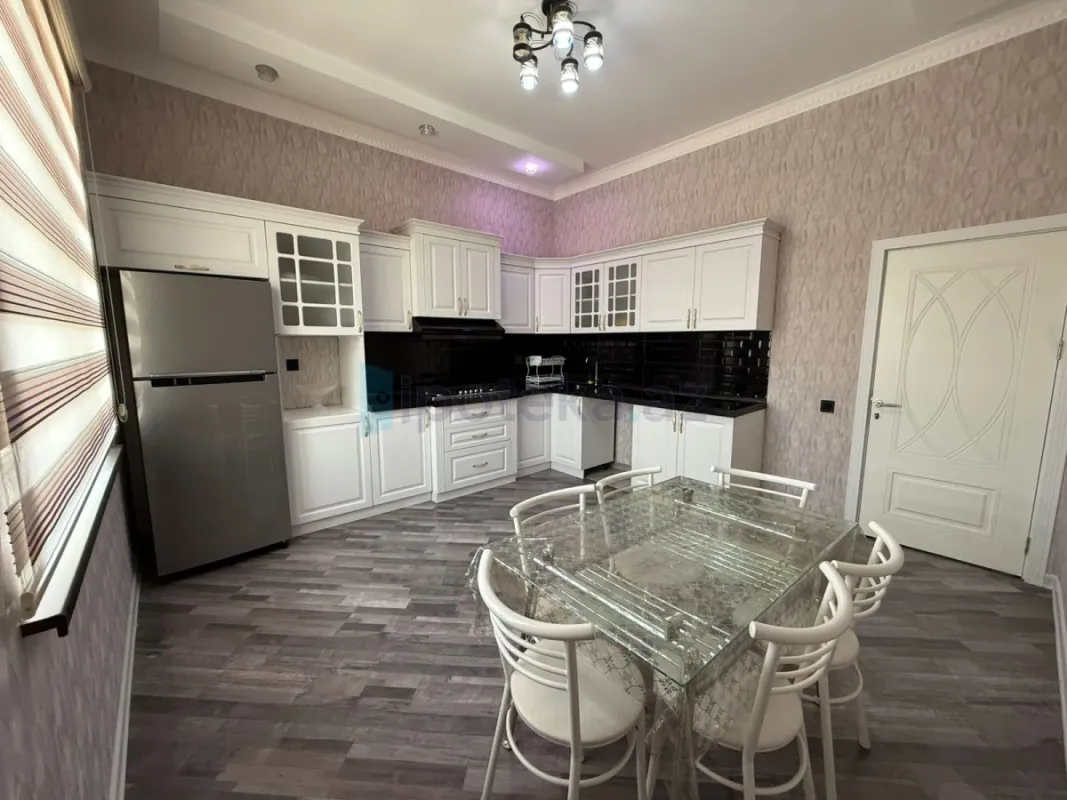 Satılır 5 otaqlı həyət evi 300 m²