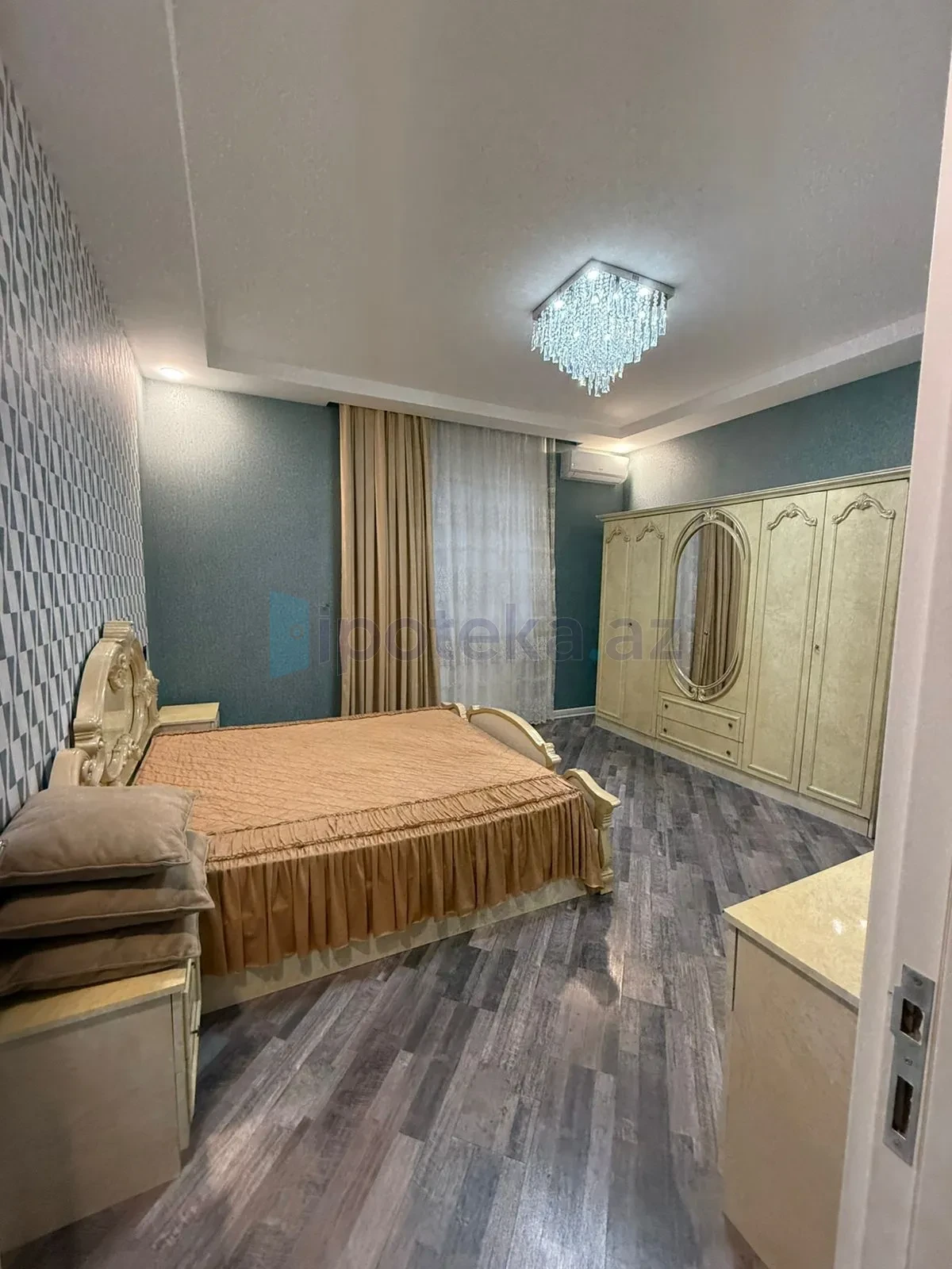 Satılır 5 otaqlı həyət evi 300 m²