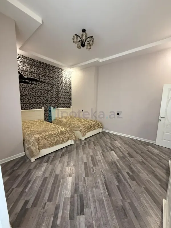 Satılır 5 otaqlı həyət evi 300 m²