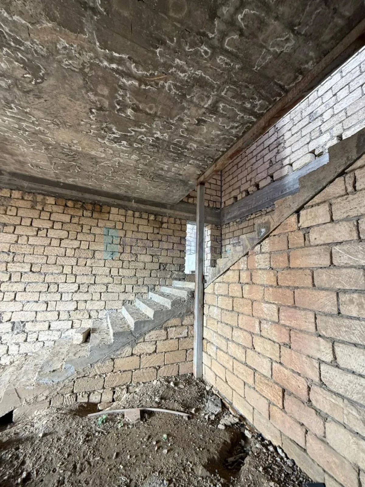 Satılır 7 otaqlı həyət evi 300 m²