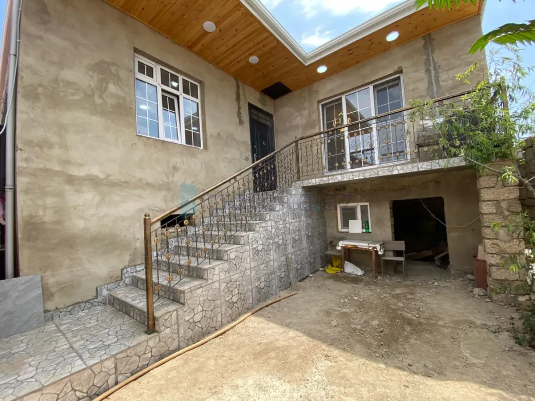 Satılır 4 otaqlı həyət evi 140 m²