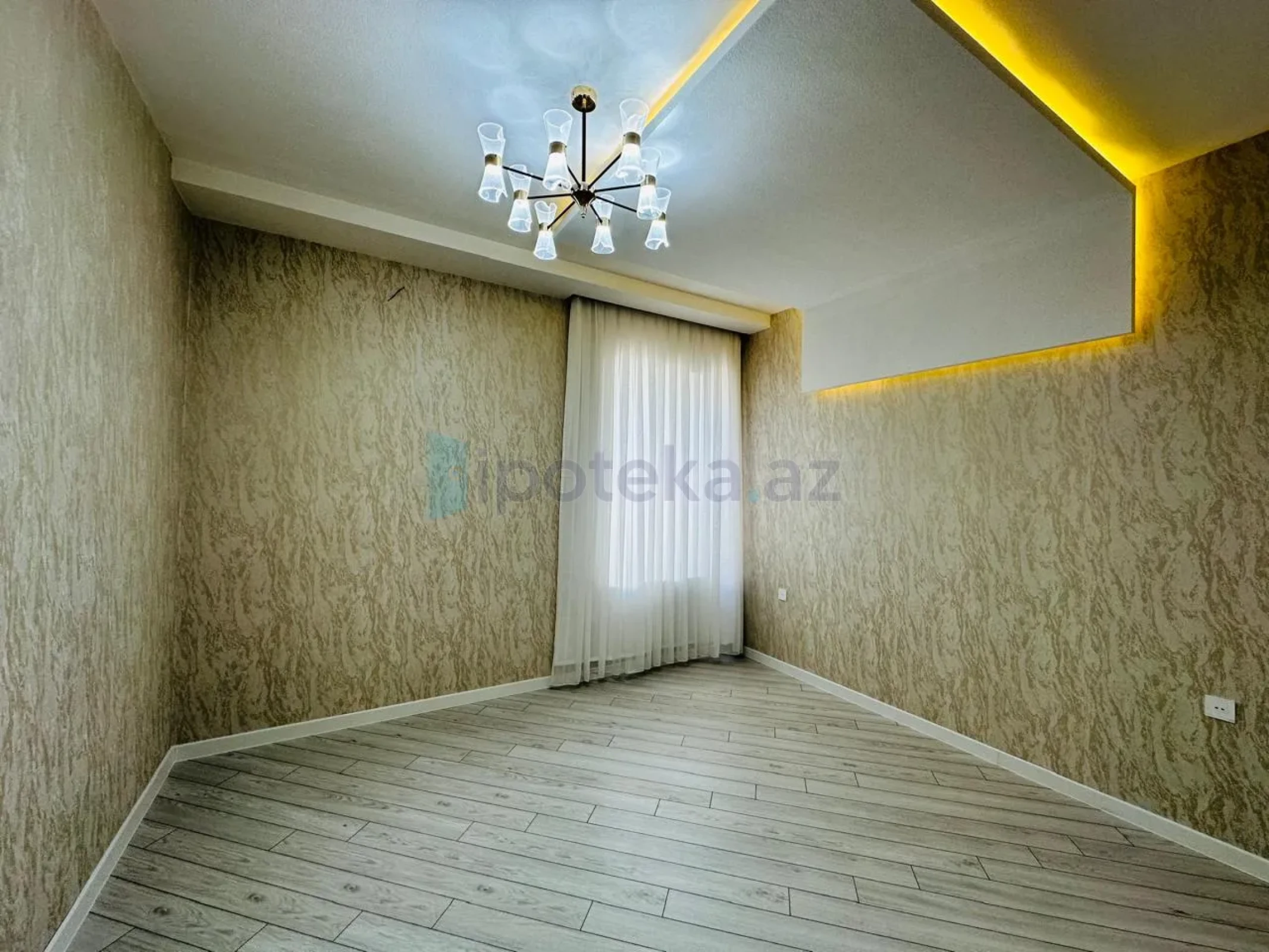 Satılır 5 otaqlı mənzil 200 m²