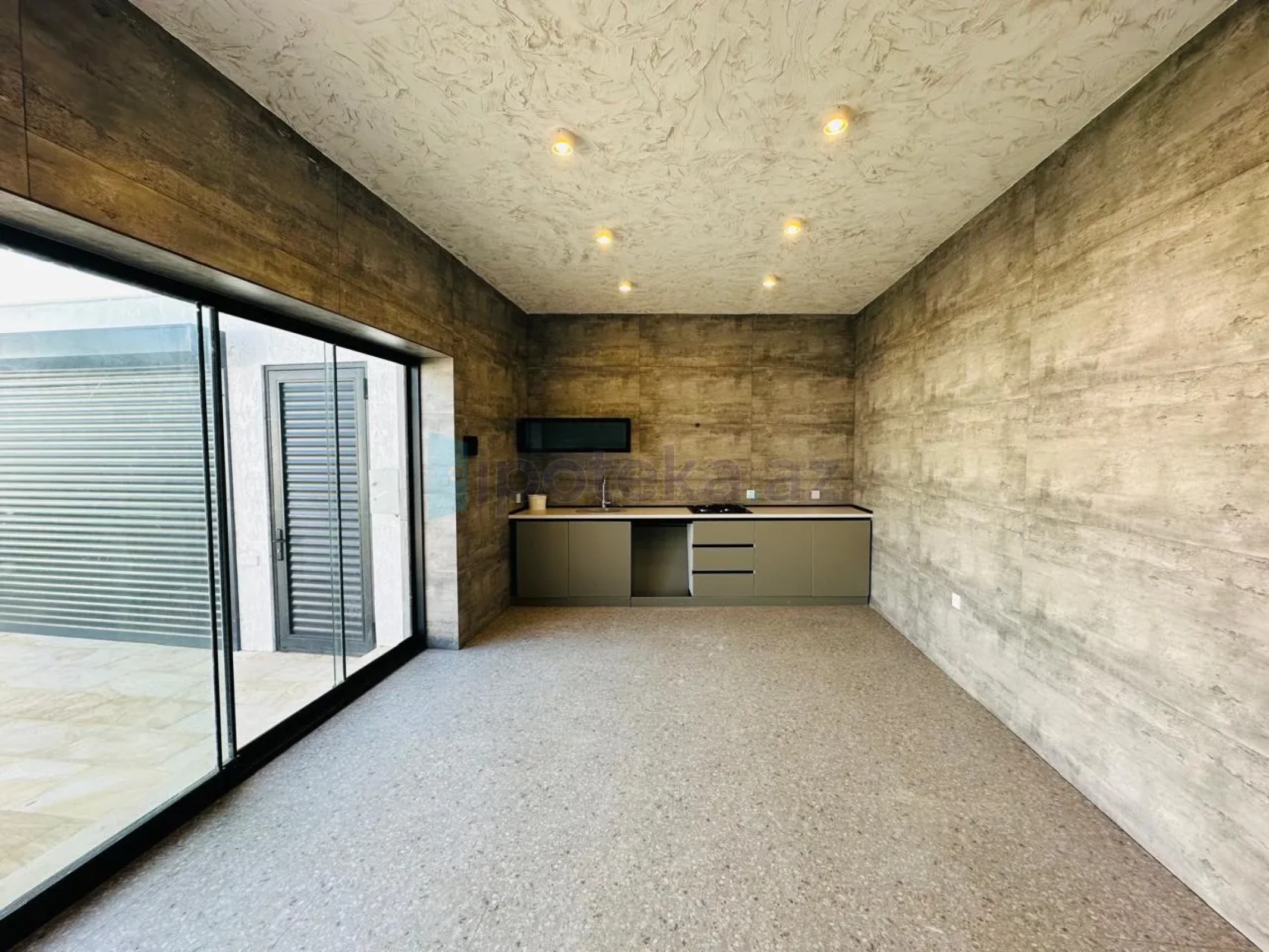 Satılır 5 otaqlı mənzil 200 m²