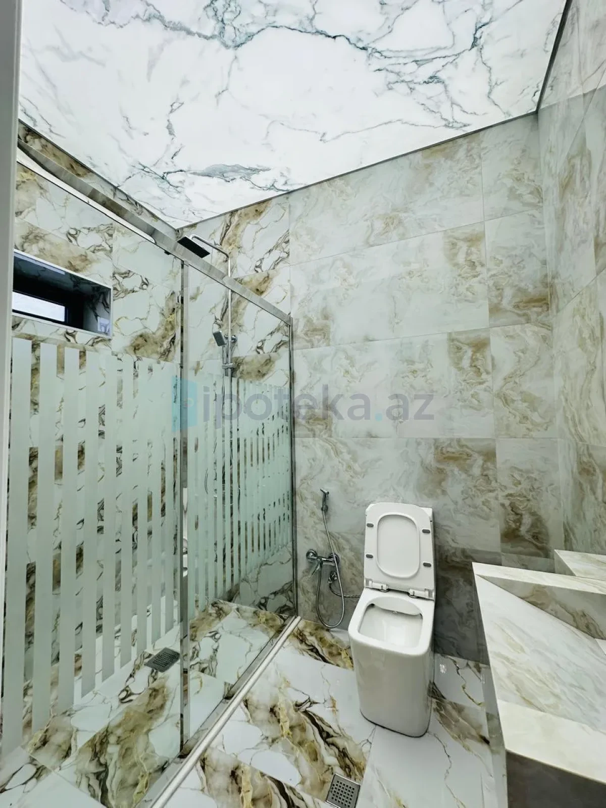 Satılır 5 otaqlı mənzil 200 m²