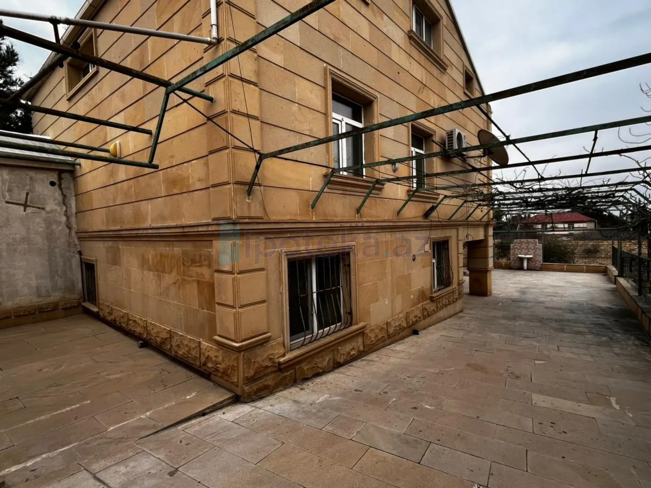 Satılır 4 otaqlı həyət evi 140 m²