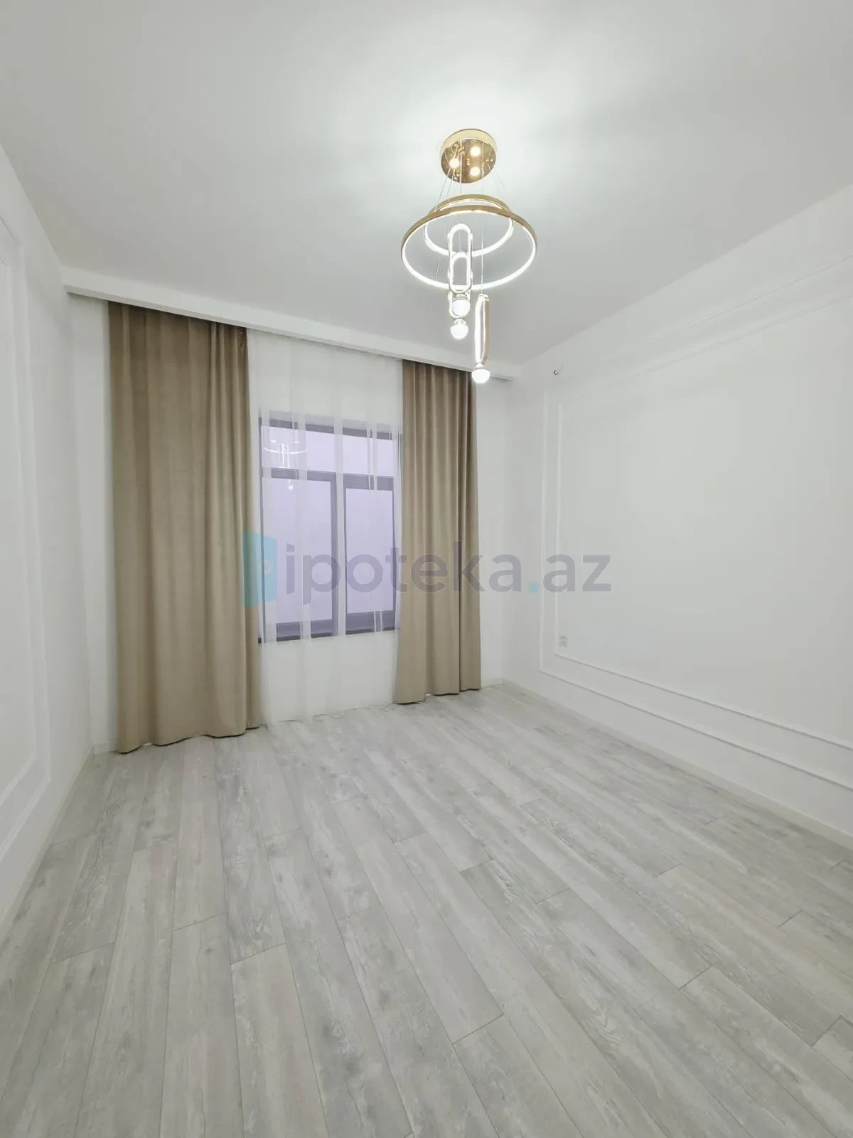 Satılır 4 otaqlı mənzil 180 m²