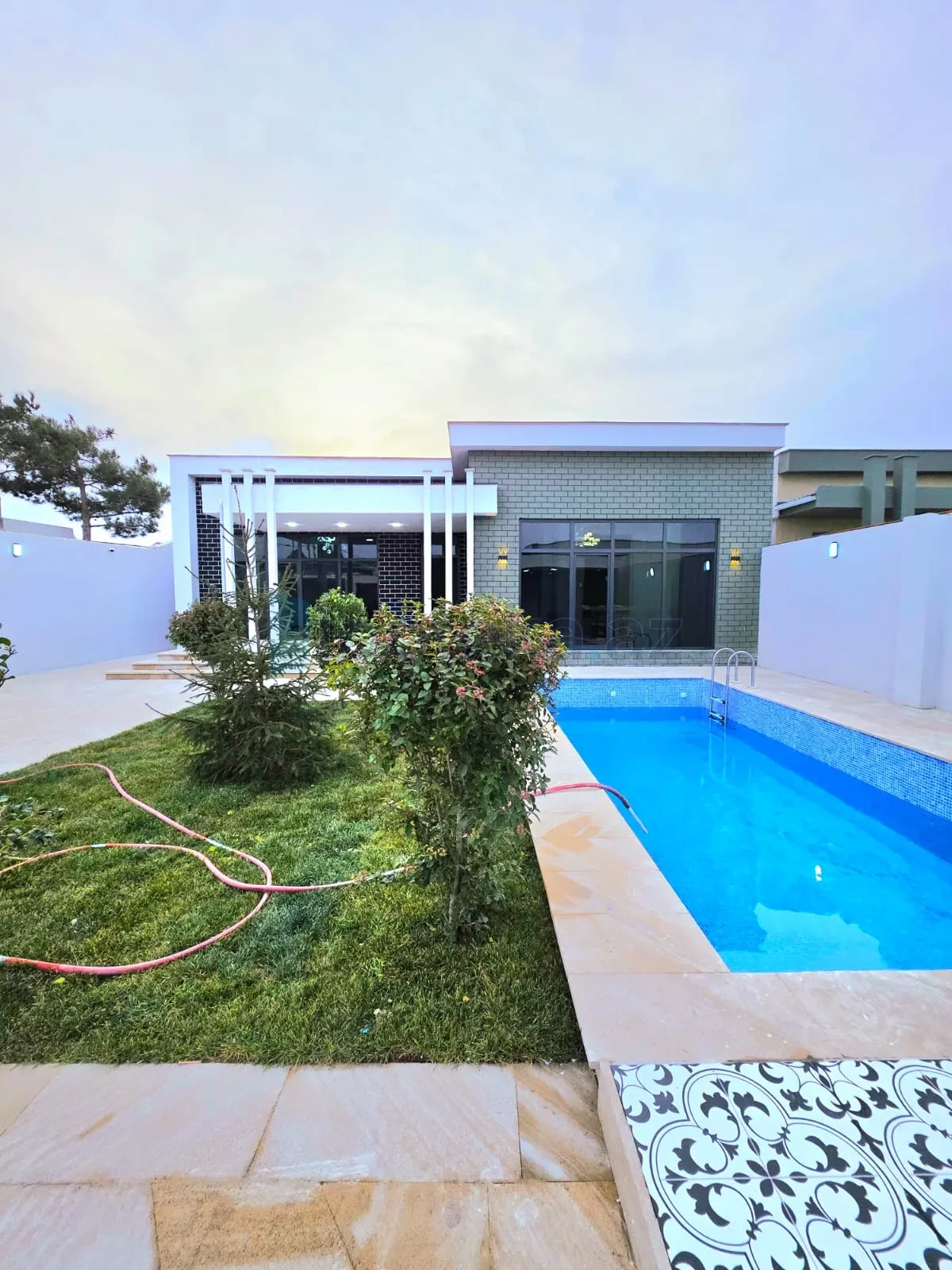 Satılır 4 otaqlı mənzil 180 m²