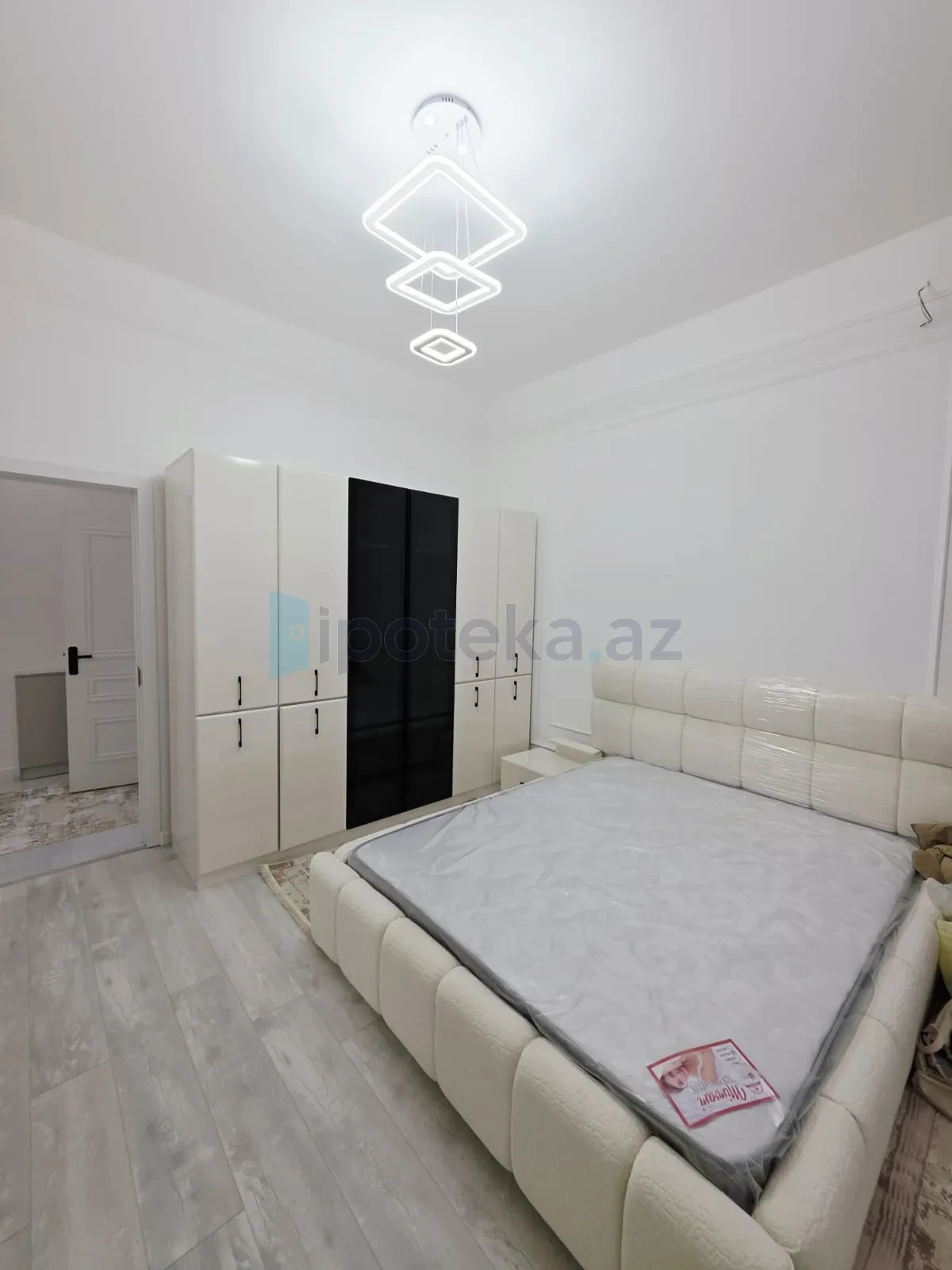 Satılır 4 otaqlı mənzil 180 m²