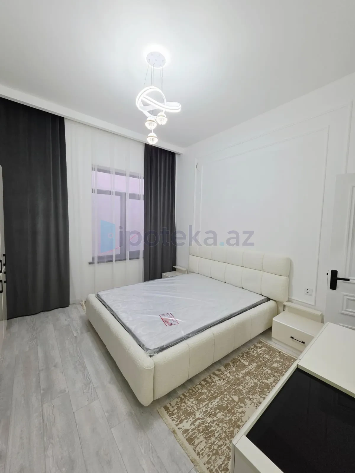 Satılır 4 otaqlı mənzil 180 m²