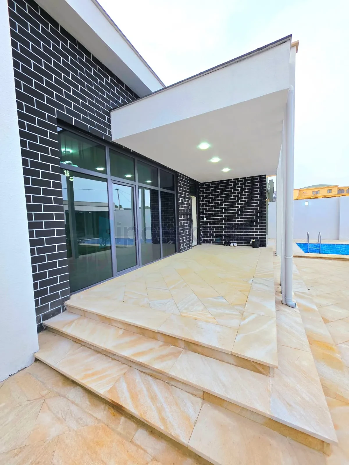 Satılır 4 otaqlı mənzil 180 m²