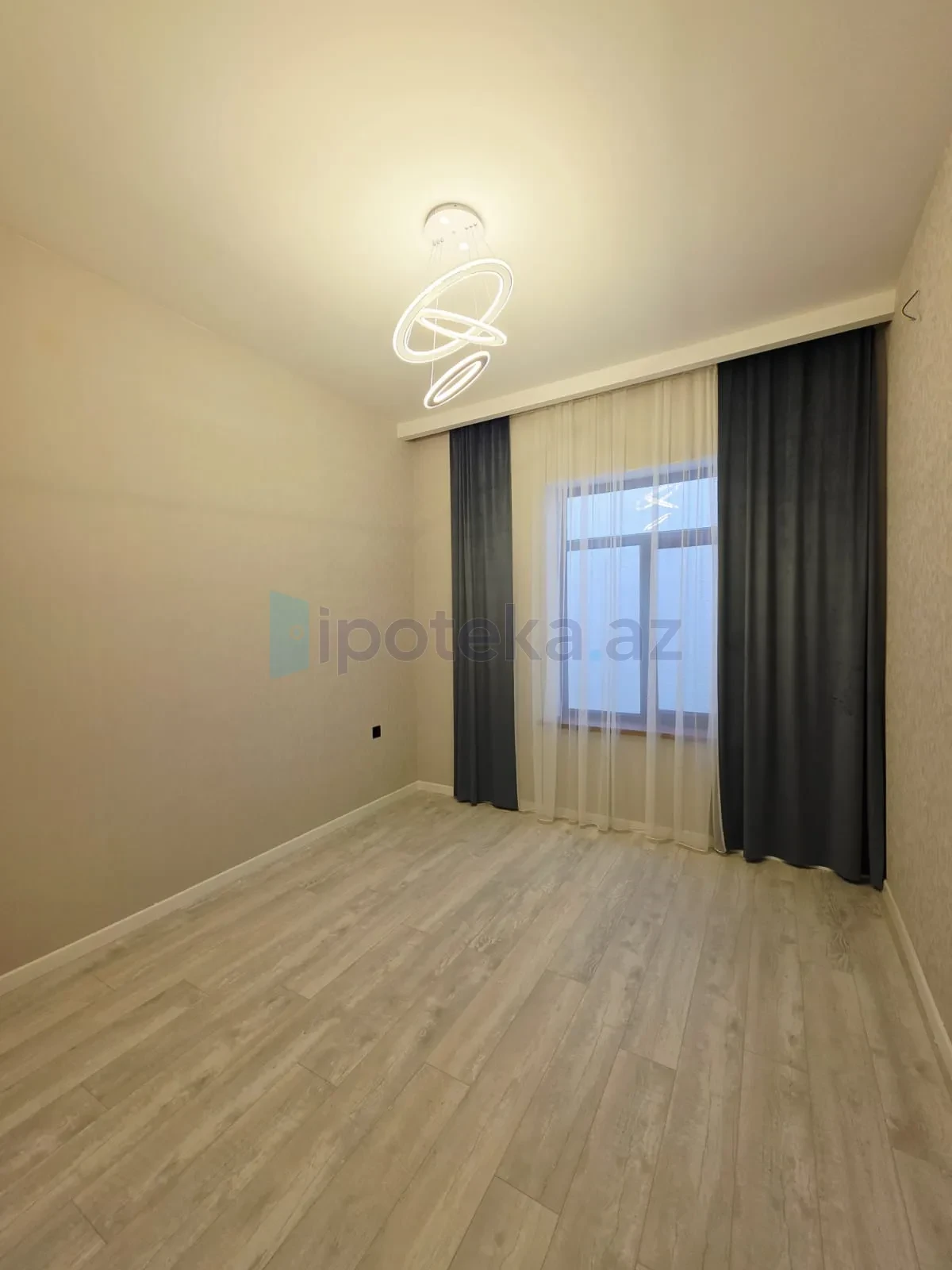 Satılır 4 otaqlı mənzil 160 m²
