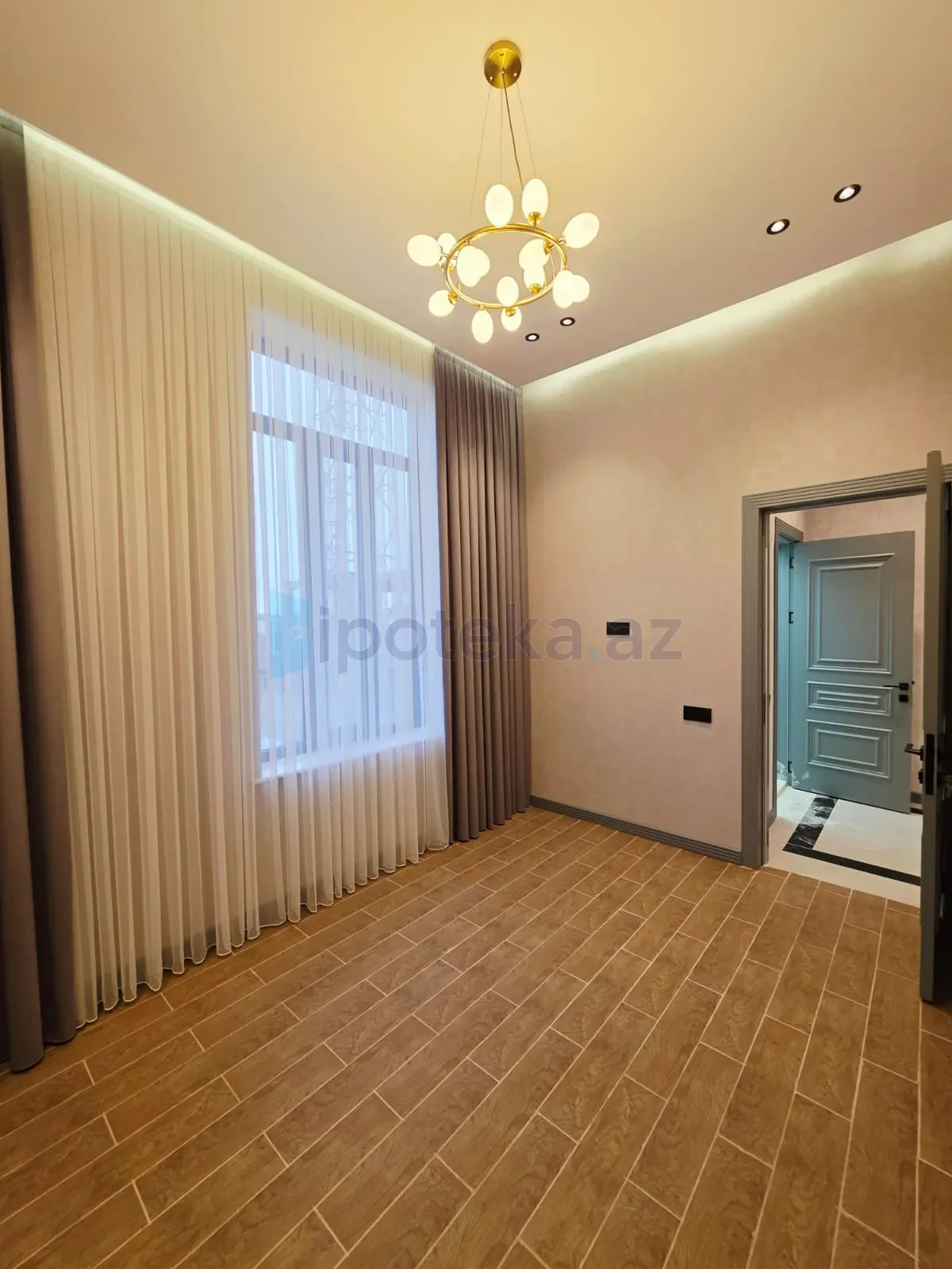 Satılır 5 otaqlı mənzil 200 m²