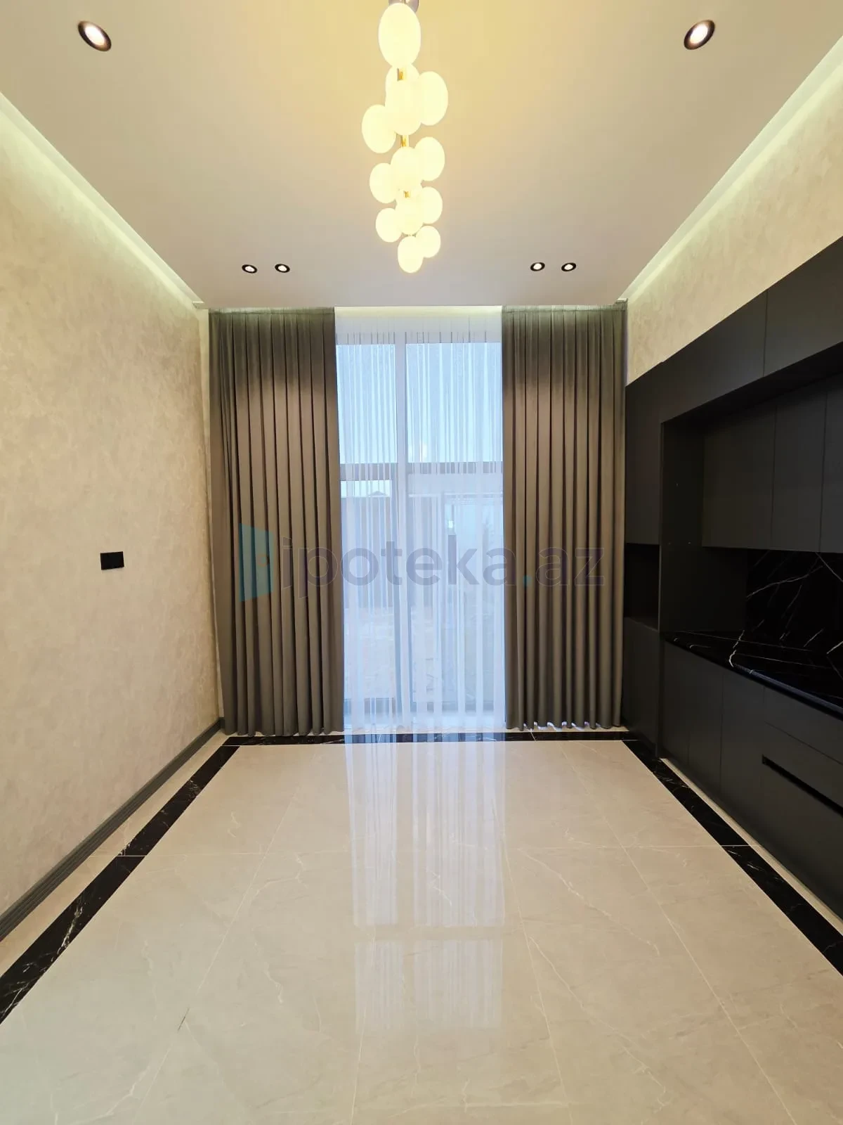 Satılır 5 otaqlı mənzil 200 m²