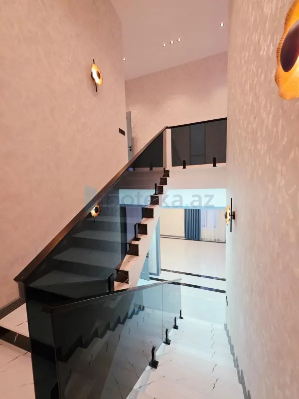 Satılır 5 otaqlı mənzil 200 m²