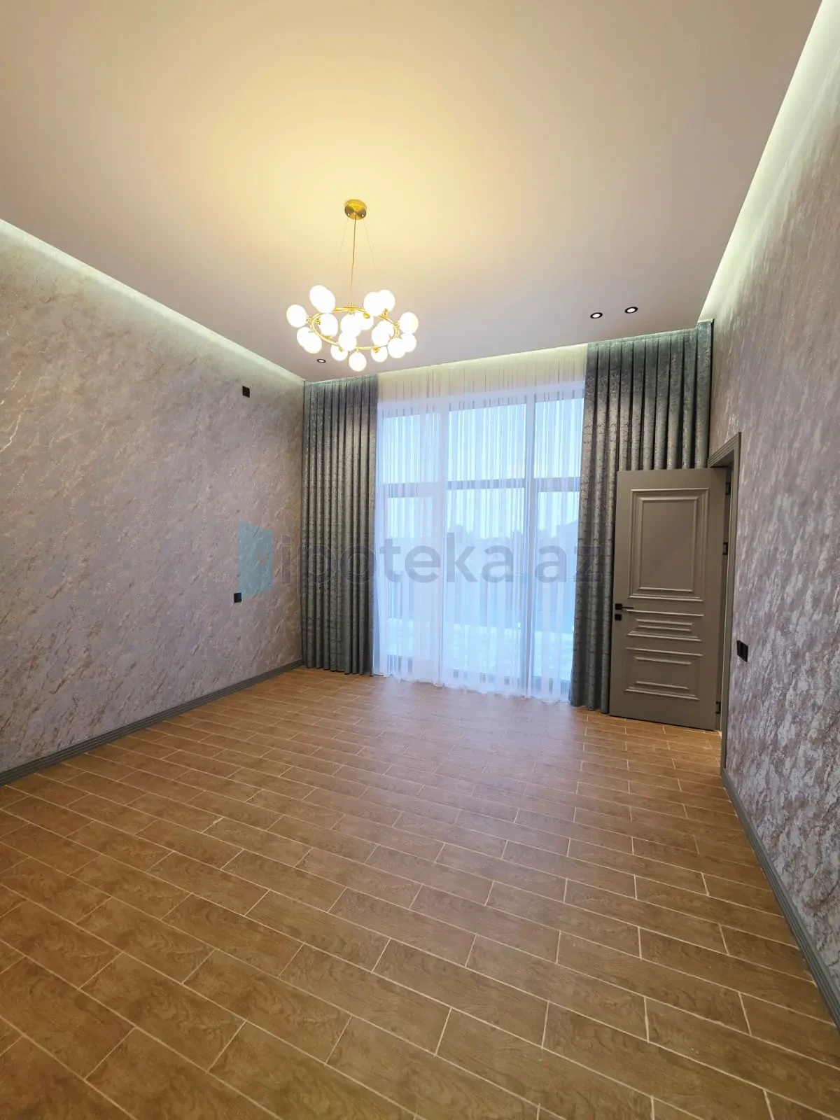Satılır 5 otaqlı mənzil 200 m²