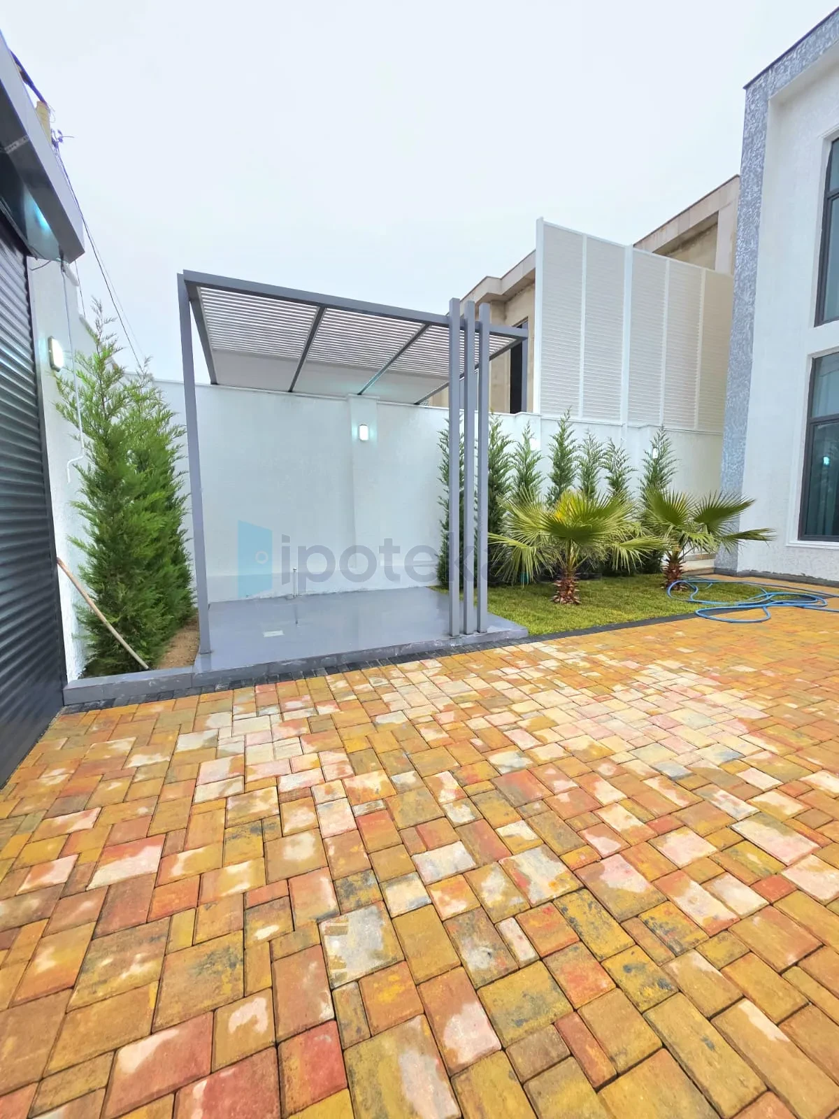 Satılır 5 otaqlı mənzil 200 m²