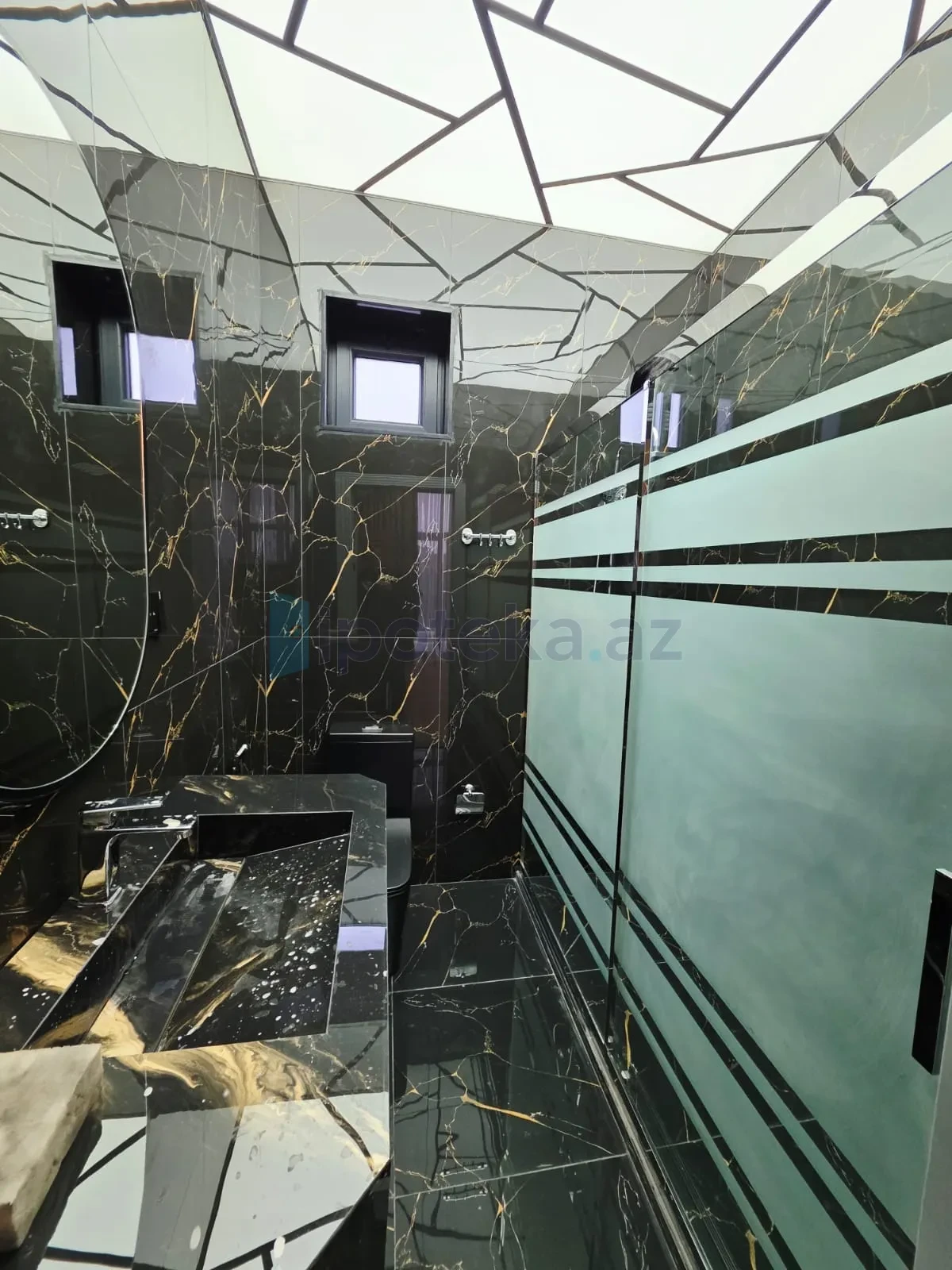 Satılır 5 otaqlı mənzil 200 m²