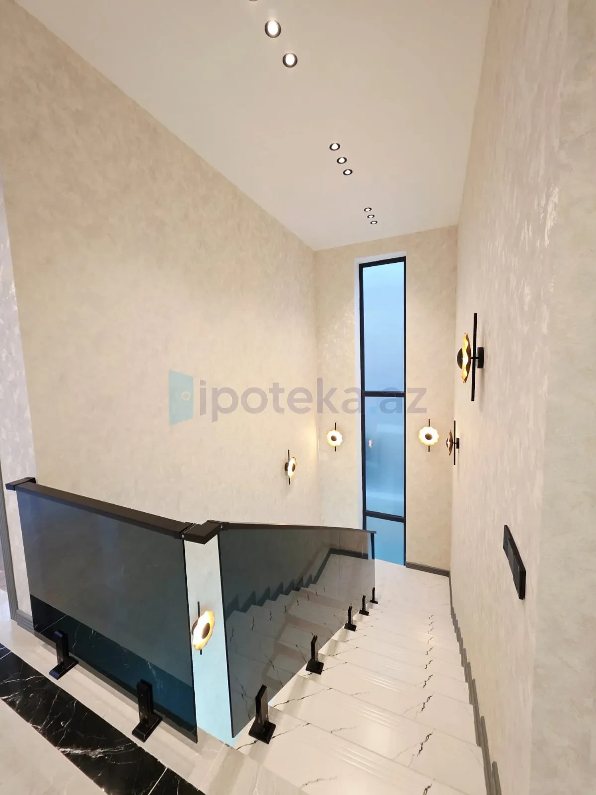 Satılır 5 otaqlı mənzil 200 m²