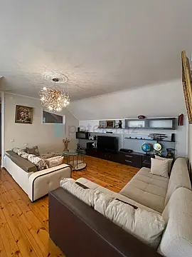 Satılır 8 otaqlı həyət evi 420 m²