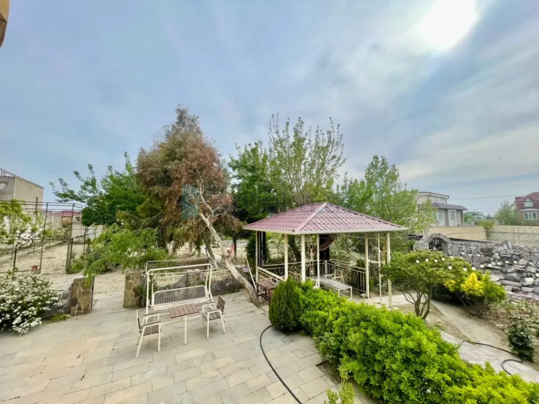 Satılır 8 otaqlı həyət evi 420 m²