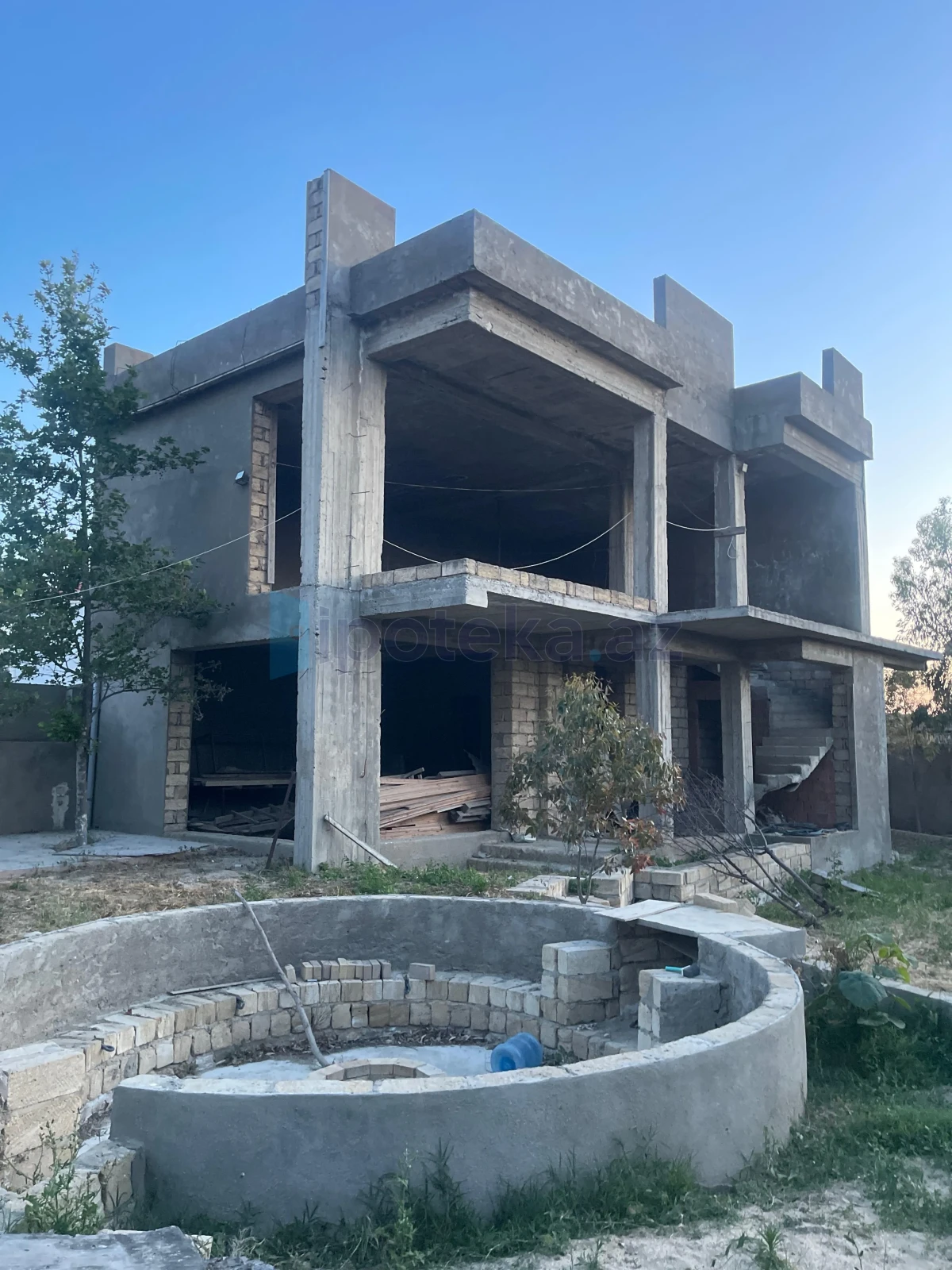 Satılır 8 otaqlı həyət evi 420 m²