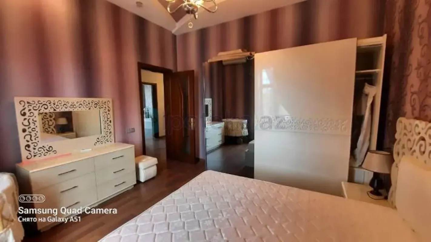 Satılır 5 otaqlı mənzil 450 m²