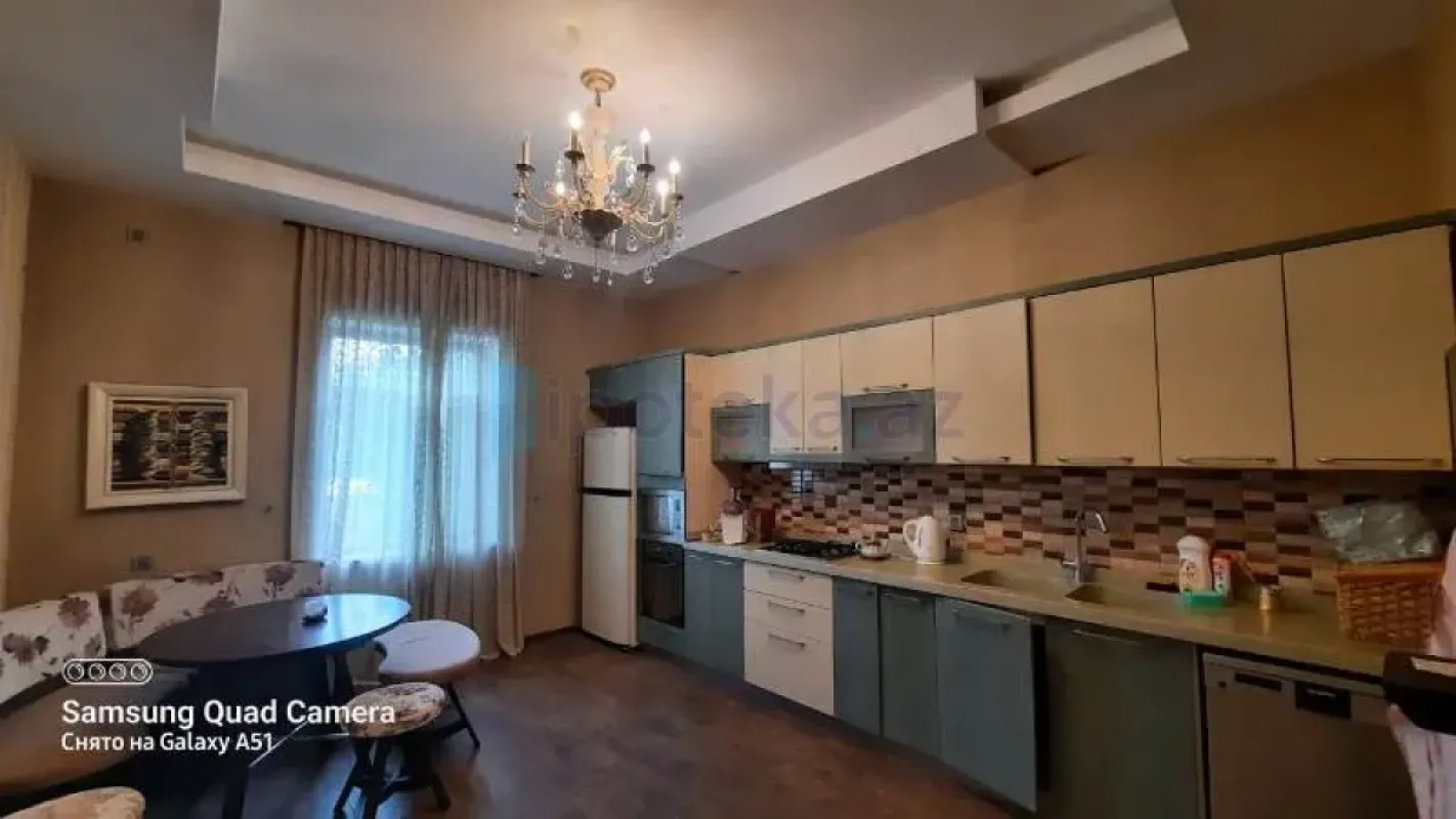 Satılır 5 otaqlı mənzil 450 m²
