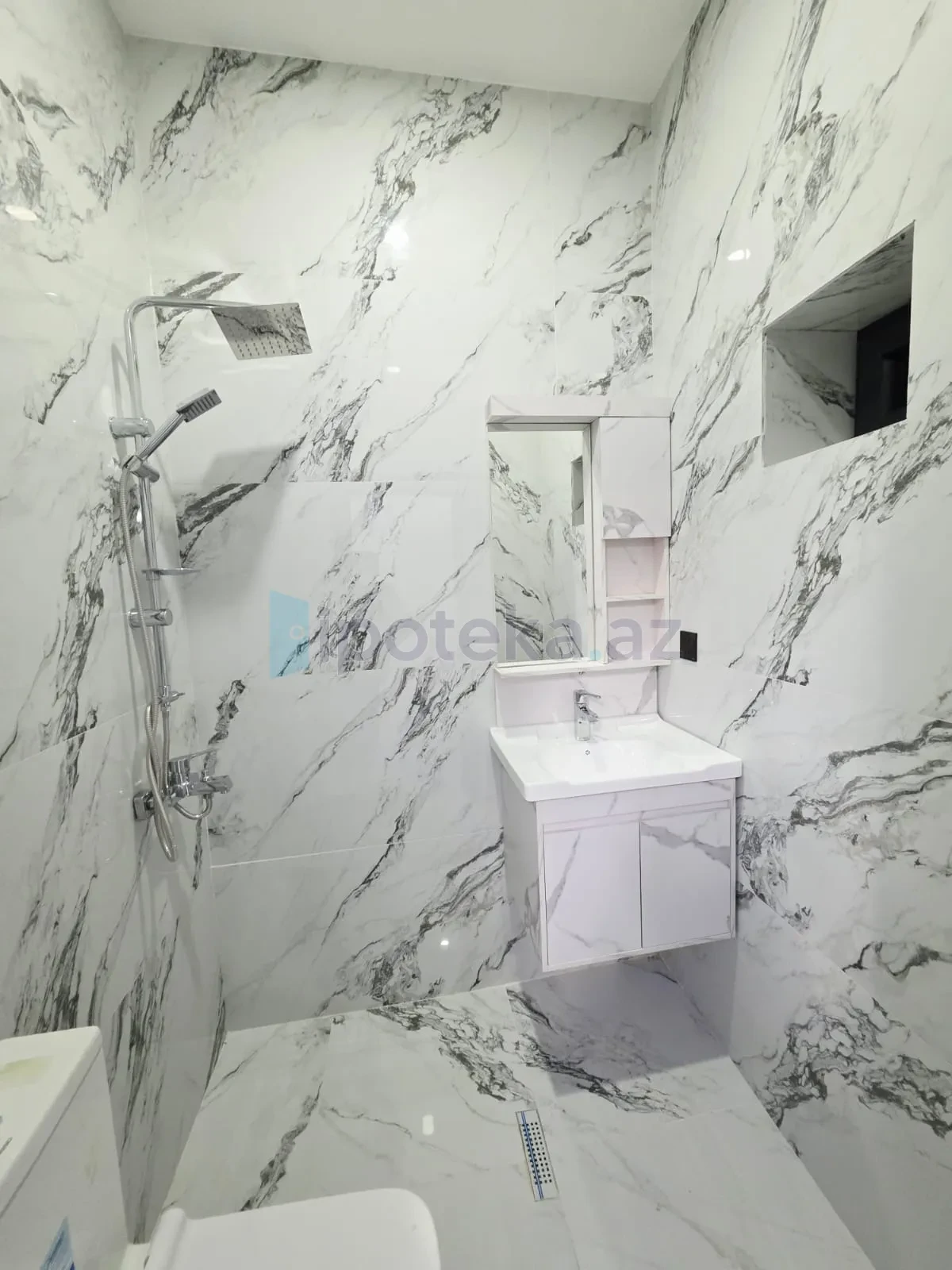 Satılır 4 otaqlı mənzil 110 m²