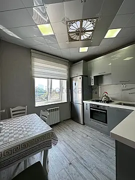 Satılır 3 otaqlı köhnə tikili 90 m²