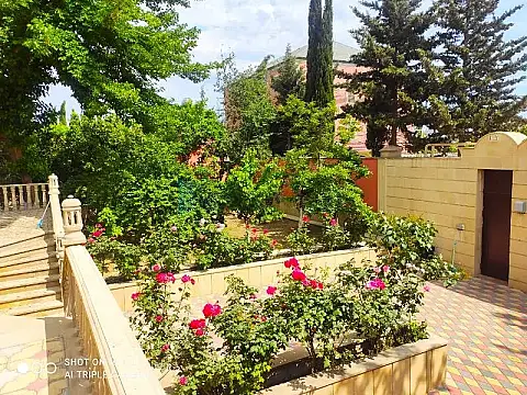 Satılır 7 otaqlı həyət evi 440 m²