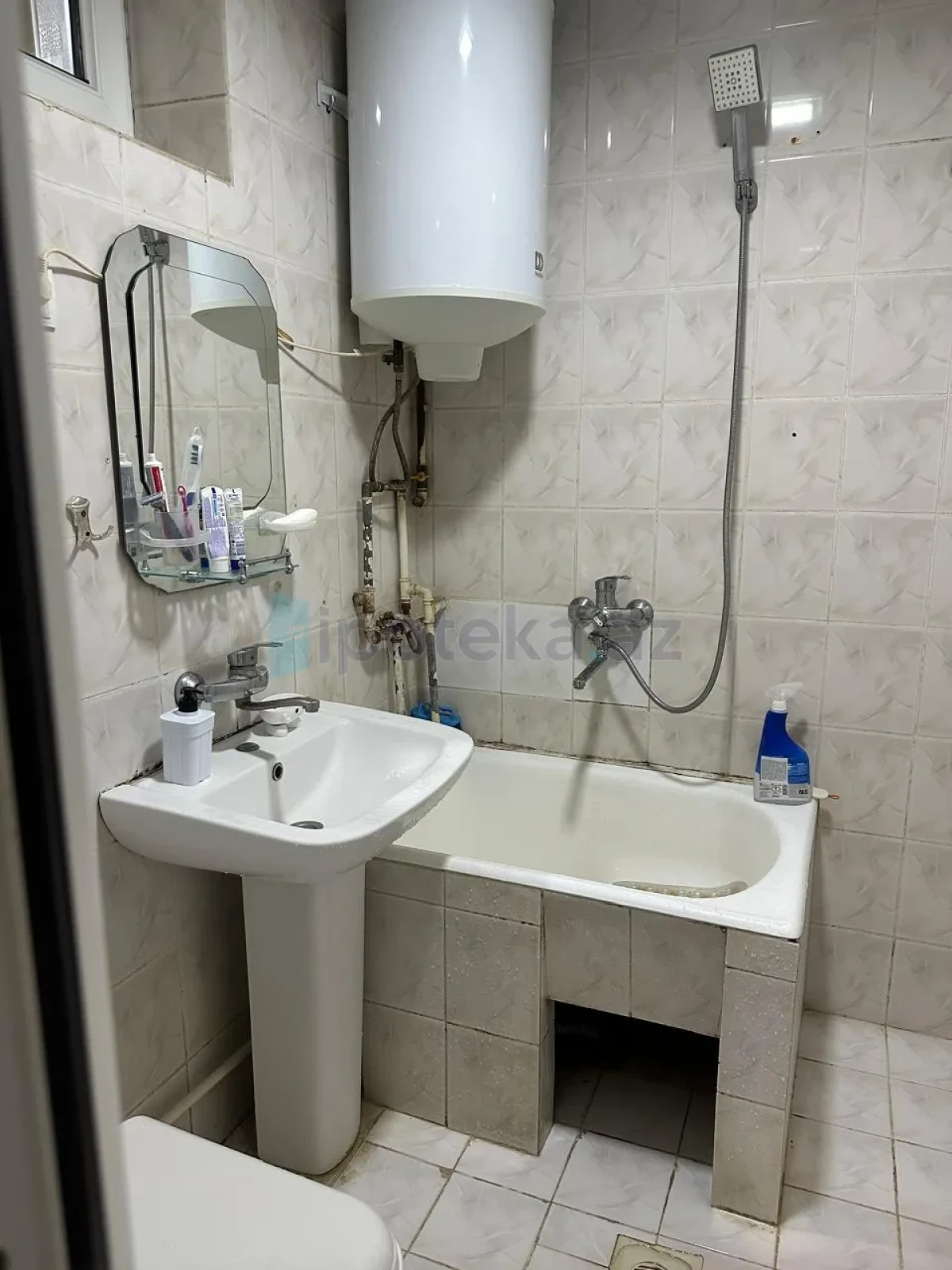 Satılır 2 otaqlı köhnə tikili 65 m²