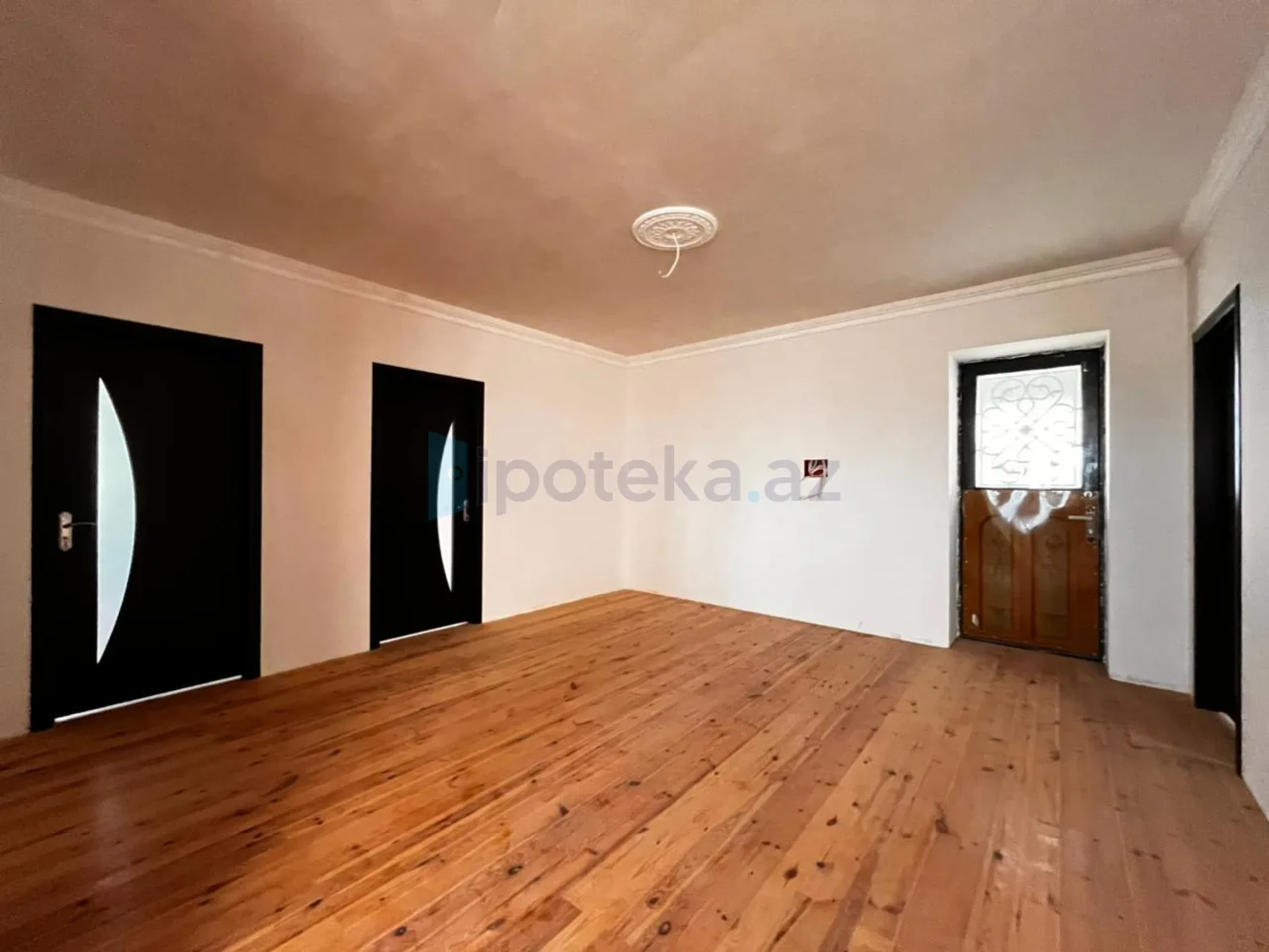 Satılır 9 otaqlı həyət evi 300 m²