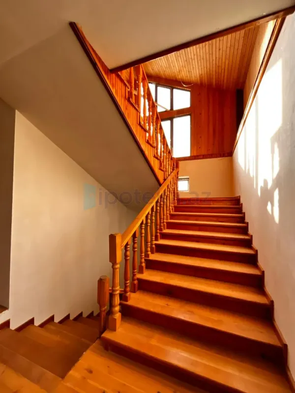 Satılır 9 otaqlı həyət evi 300 m²