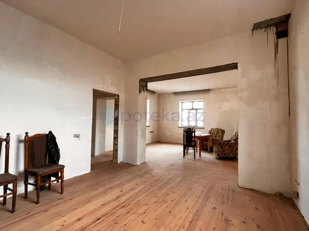 Satılır 9 otaqlı həyət evi 300 m²