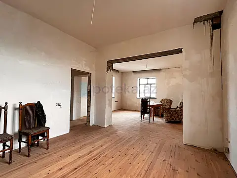 Satılır 9 otaqlı həyət evi 300 m²