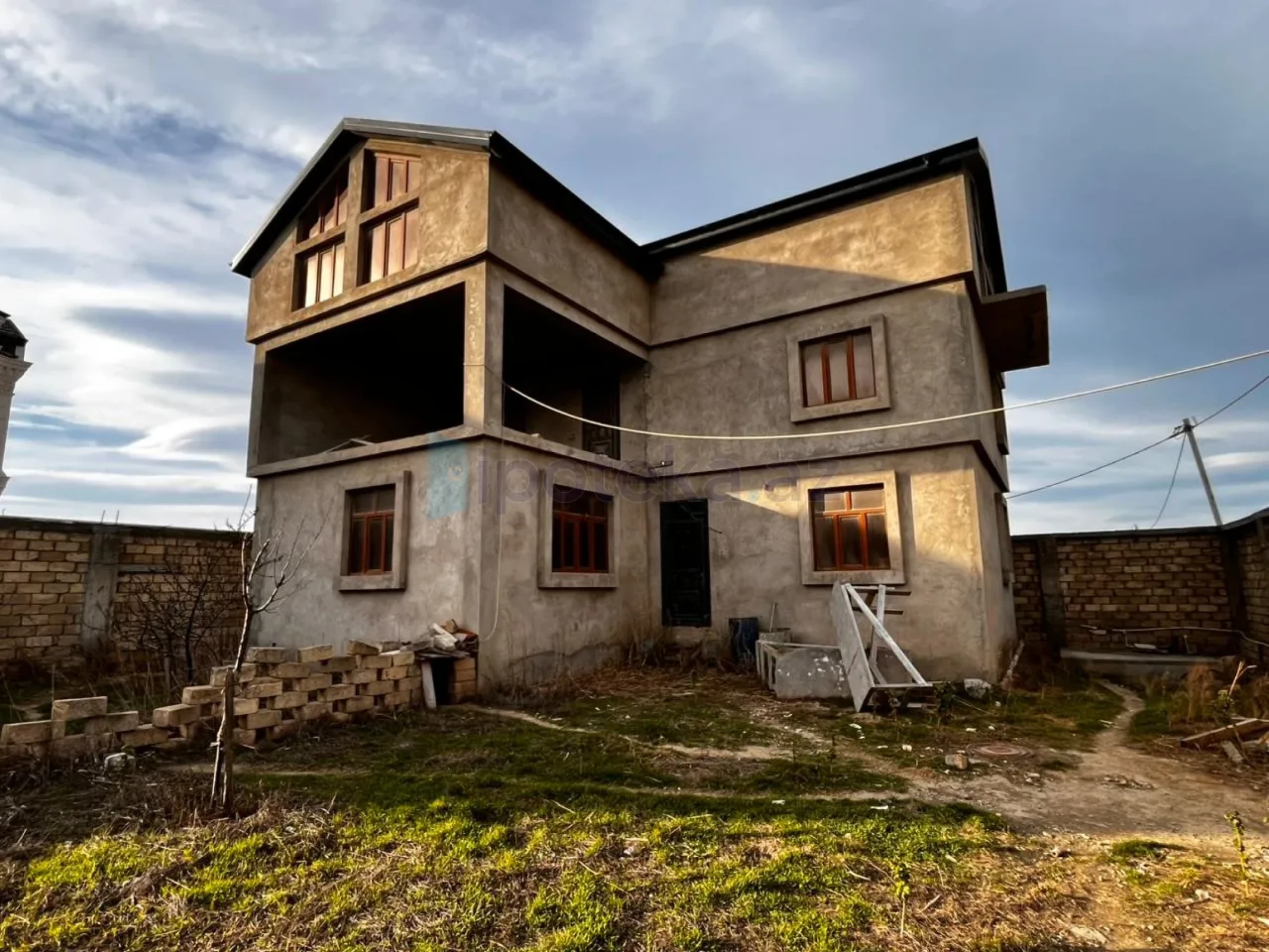 Satılır 9 otaqlı həyət evi 300 m²