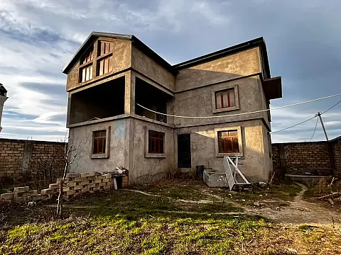Satılır 9 otaqlı həyət evi 300 m²