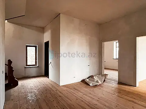 Satılır 9 otaqlı həyət evi 300 m²