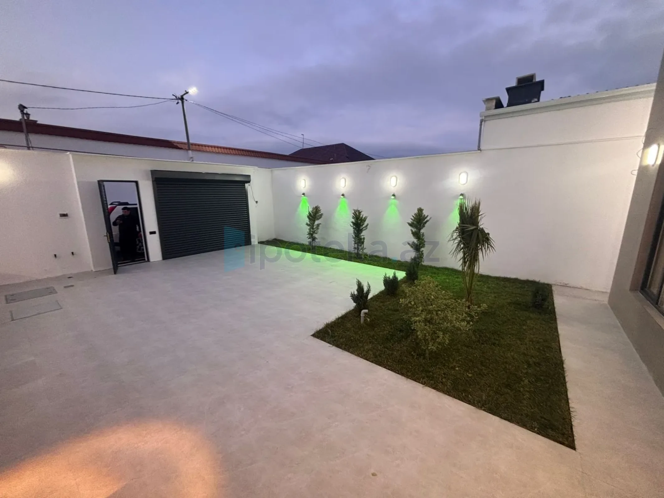 Satılır 4 otaqlı mənzil 145 m²