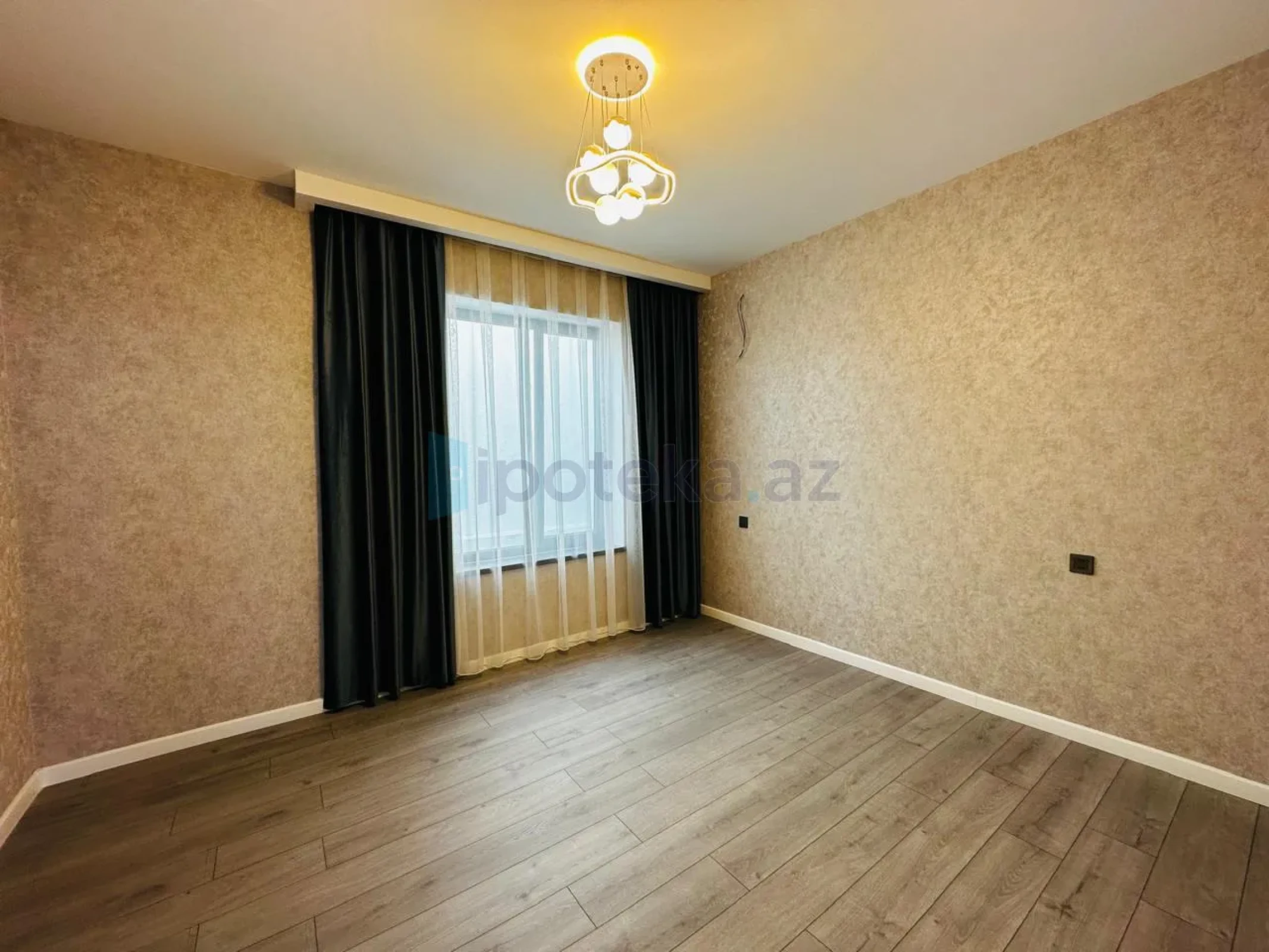 Satılır 4 otaqlı mənzil 170 m²