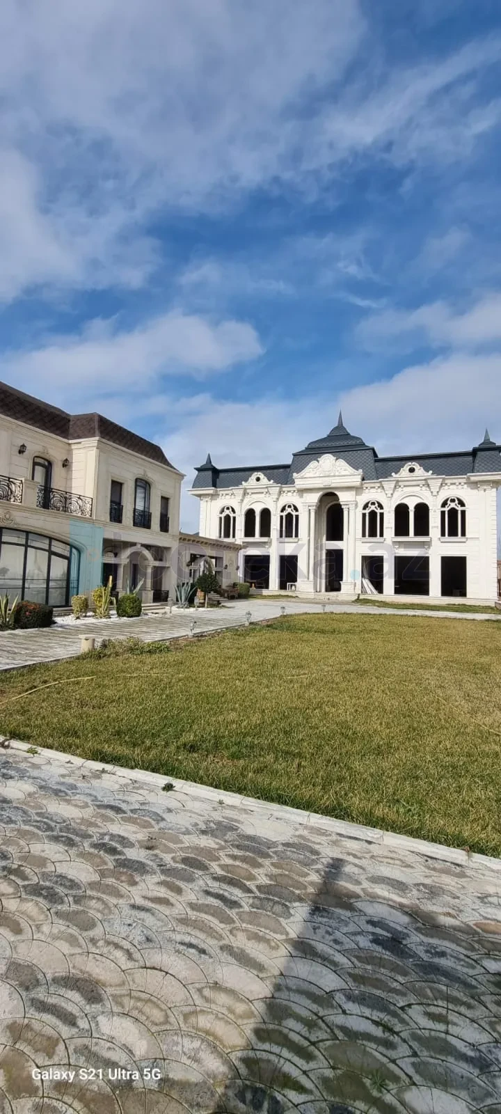 Satılır 15 otaqlı həyət evi 1500 m²